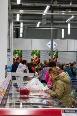 St. Petersburg, Peterhof, Rusya, 17 Haziran 2015. Rostelecom karayolu üzerinde Ruoka için Fin deposunun açılışı.