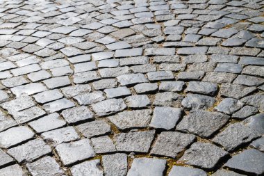 Yolun büyük bir taş ile kaplıdır