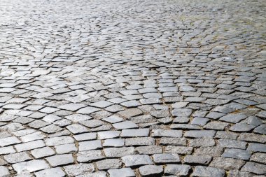 Yolun büyük bir taş ile kaplıdır