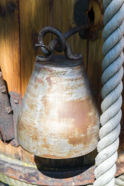 Старинный металлический колокол на подлодке — стоковое фото