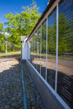 Saint Petersburg şehir, Sestroretsk, Rusya, 30 Mayıs 2015. Peter ve Paul Katedrali Sestroretsk yakınındaki ölü denizci anısına bir anıt plaka.