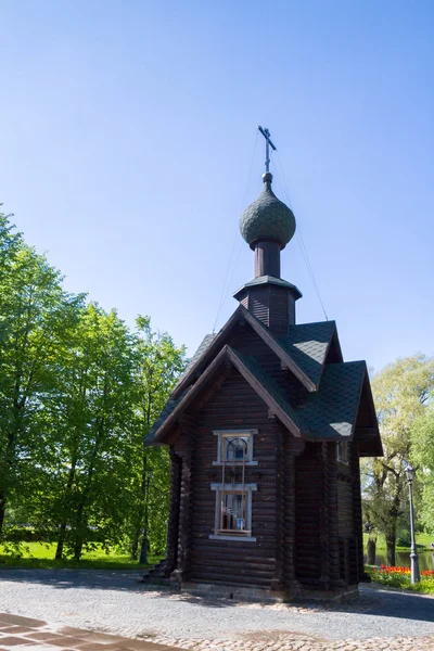 Holzkirche in der Nähe der Kathedrale von Peter und Paul in Sestorets — Stockfoto