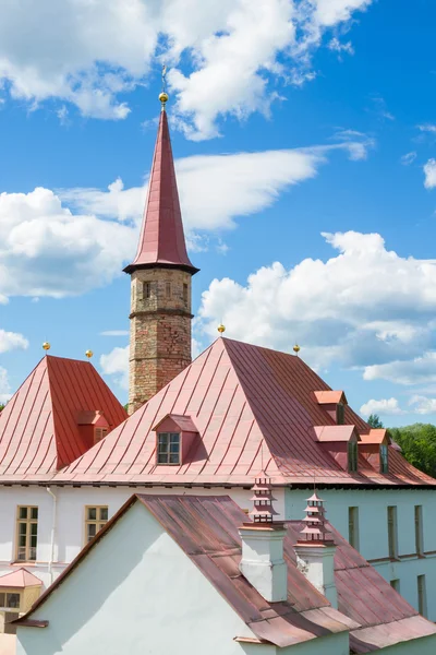 Priory Palace on the shore of the black lake in Gatchina. — Stock Photo, Image