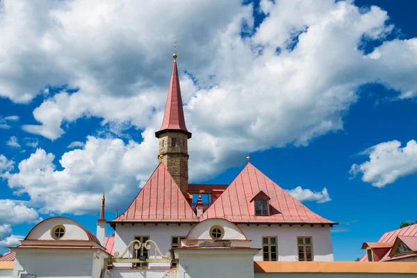 Priory Palace on the shore of the black lake in Gatchina. — Stock Photo, Image