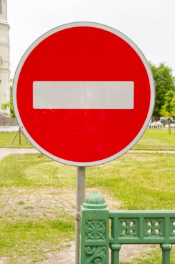 Trafik işareti tuğla kırmızı bir daire içinde