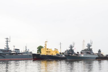 St. Petersburg, Kronshtadt, Rusya Federasyonu, 14 Haziran 2015. Kronstadt bağlantı noktası gemilerle.