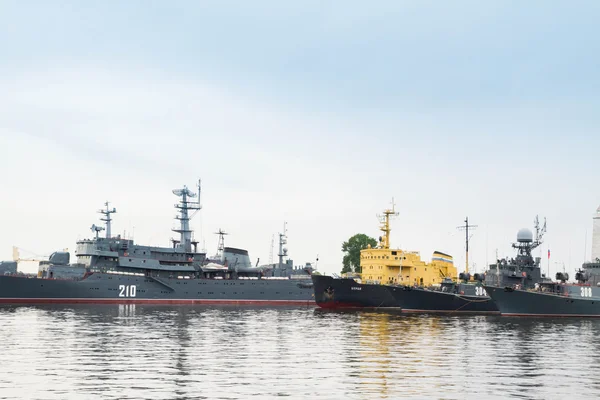 Kronstadt bağlantı noktası gemilerle — Stok fotoğraf