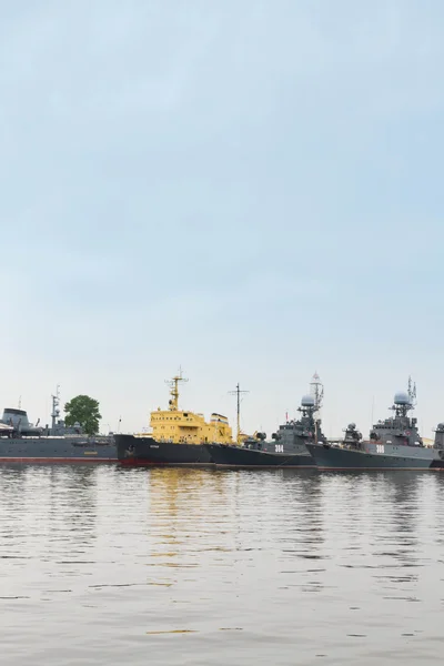 Kronstadt bağlantı noktası gemilerle — Stok fotoğraf