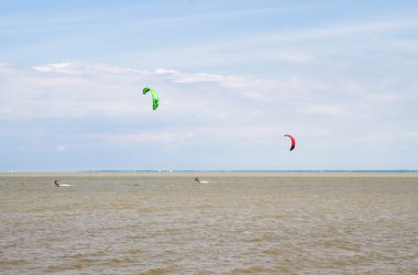 Rüzgar Sörfü, büyük Izhora Finlandiya Körfezi'Beach