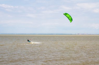 Rüzgar Sörfü, büyük Izhora Finlandiya Körfezi'Beach