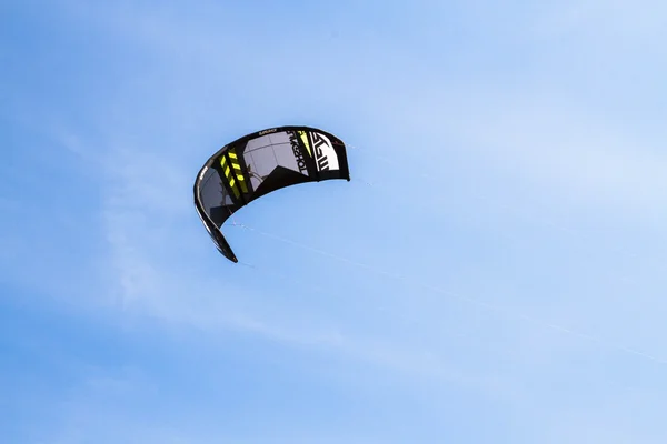 Planche à voile sur la plage du golfe de Grande Izhora en Finlande — Photo