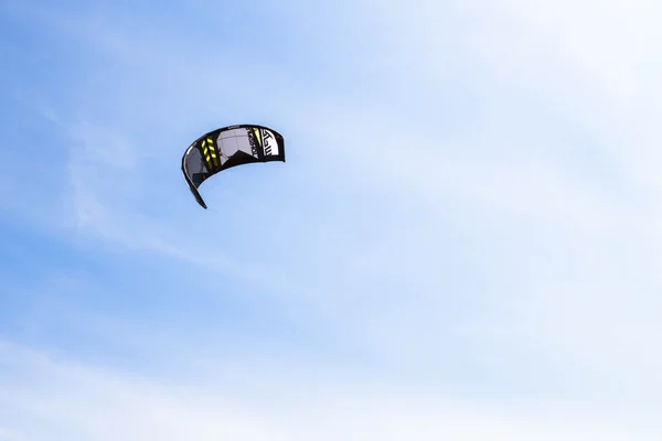 Windsurfing na pláži z velkých Izhora Finského zálivu — Stock fotografie