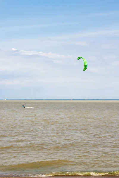 Windsurfing na plaży w zatoce fińskiej Big Izhora — Zdjęcie stockowe