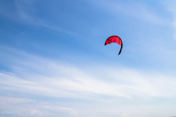 サンクト ペテルブルグ ペテルゴフ ロシア 2015 フィンランドの大きな Izhora 湾のビーチでウィンド サーフィン — ストック写真