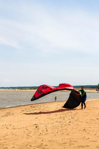 Planche à voile sur la plage du golfe de Grande Izhora en Finlande — Photo