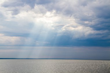 Güneş bulutların arkasından çıkan bir ışın