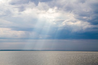 Güneş bulutların arkasından çıkan bir ışın