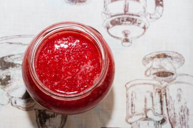 Taze çilek reçeli cam kavanozda