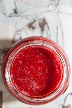 Taze çilek reçeli cam kavanozda