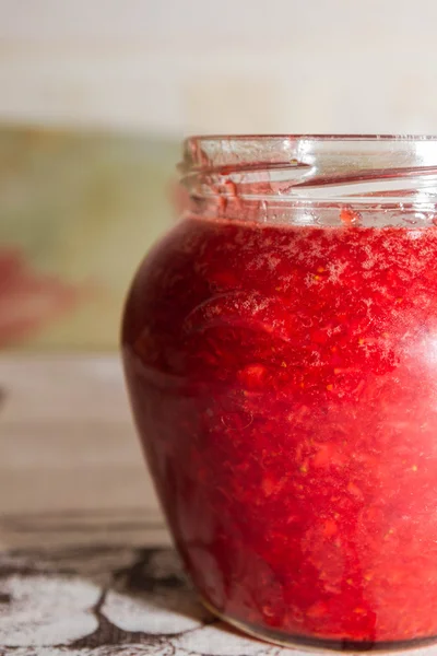 Mermelada de fresa fresca en un frasco de vidrio — Foto de Stock