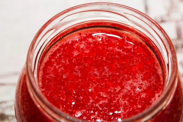 Verse aardbeien jam in een glazen pot — Stockfoto