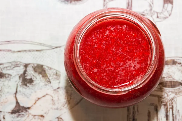 Verse aardbeien jam in een glazen pot — Stockfoto