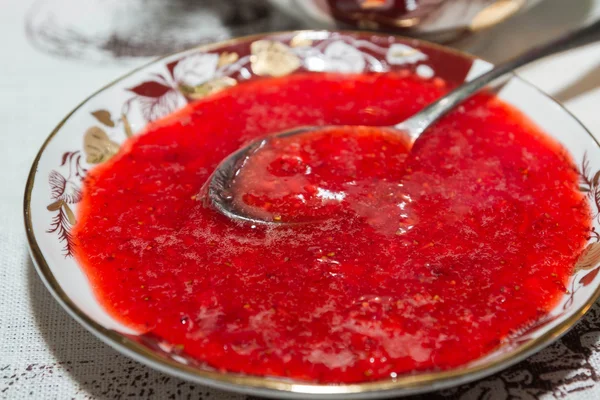 Frische Erdbeermarmelade Auf Der Untertasse — Stockfoto