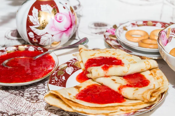 Pannenkoeken met verse aardbeien jam voor het ontbijt — Stockfoto