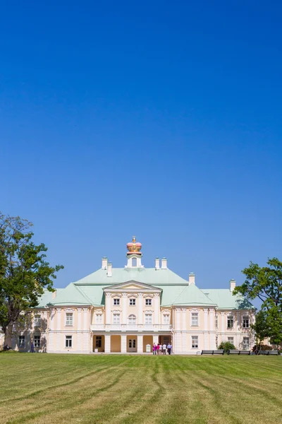 Menšikov palác v parku Lomonosov v létě — Stock fotografie
