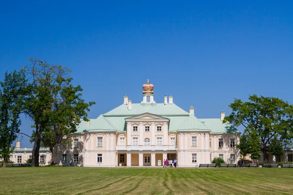 Mensjikov paleis in Lomonosov Park in de zomer — Stockfoto