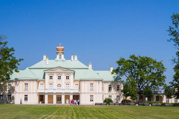 ロモノーソフ サンクトペテルブルク ロシア連邦 2015 夏のロモノーソフ公園メンシコフ宮殿 — ストック写真