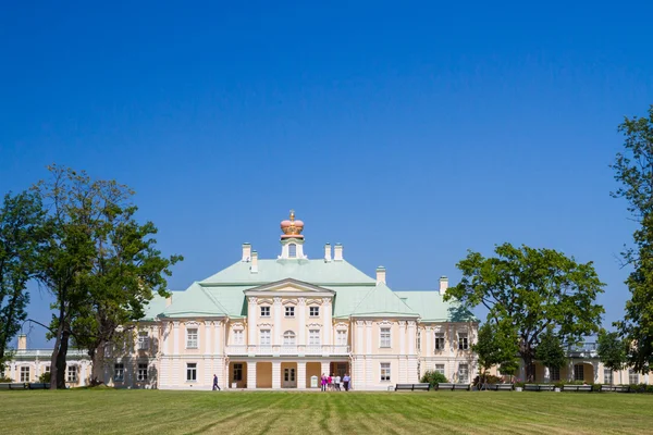 Mensjikov paleis in Lomonosov Park in de zomer — Stockfoto