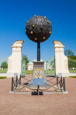 Lomonosov, St. Petersburg, Rusya Federasyonu-03 Temmuz, 2015. Alexander Danilovich Menshikov Manikowski Sarayı önce Anıtı