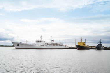 Kronstadt bağlantı noktası gemilerle.