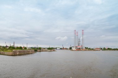 Dock Forts Kronstadt şehir toprakları üzerinde.