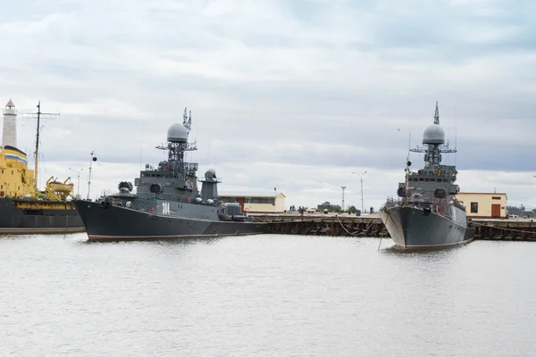 Kronstadt bağlantı noktası gemilerle. — Stok fotoğraf