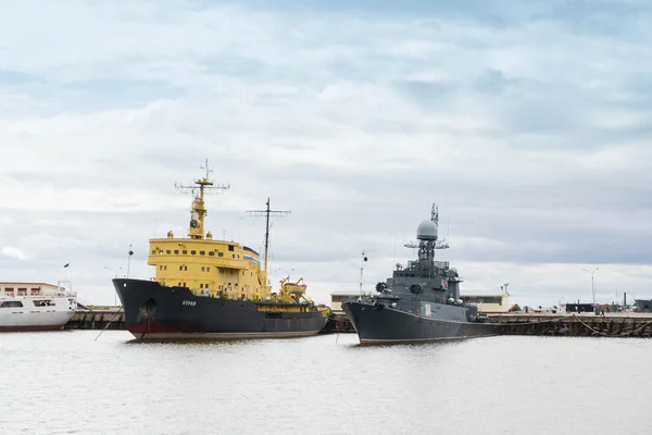 Kronstadt bağlantı noktası gemilerle. — Stok fotoğraf