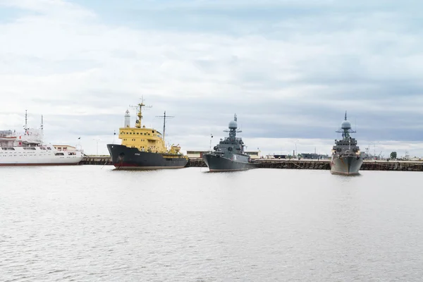 Kronstadt bağlantı noktası gemilerle. — Stok fotoğraf