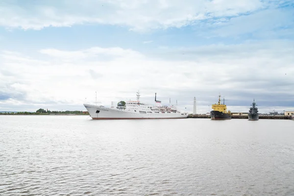 Lodě v přístavu Kronstadt. — Stock fotografie