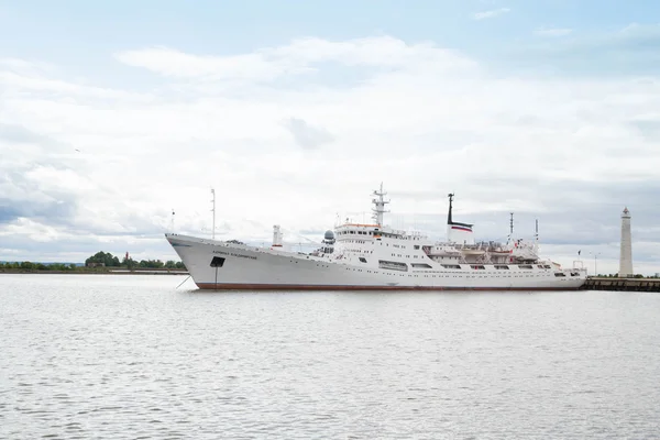 Bílá loď v přístavu Kronstadt. — Stock fotografie