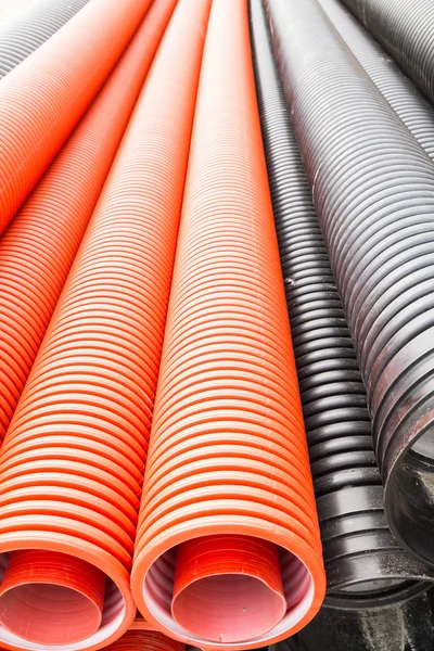 İnşaat turuncu ve siyah plastik borular