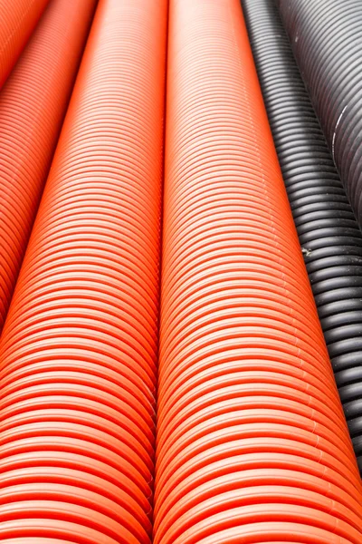 İnşaat turuncu ve siyah plastik borular