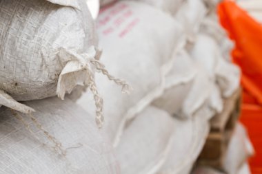 Açık bir inşaat temelinde beyaz kum torbaları