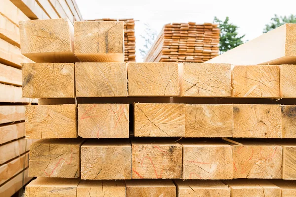 Alapján egy nyílt építése fából készült gerendák — Stock Fotó