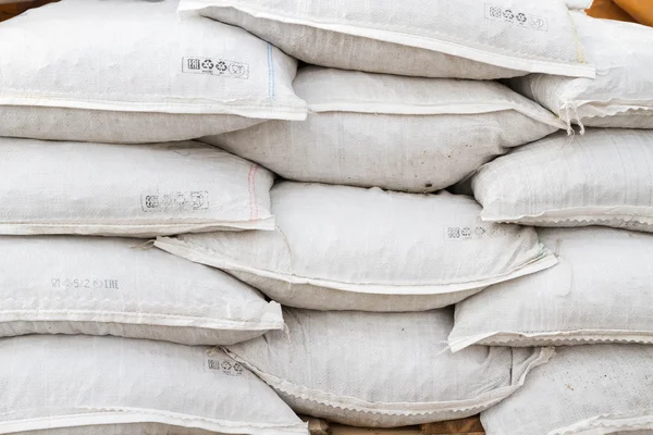 Bolsas de arena blanca sobre la base de una construcción abierta —  Fotos de Stock