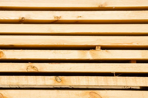 Tábuas de madeira para construir uma casa em uma pilha de construção dobrada — Fotografia de Stock