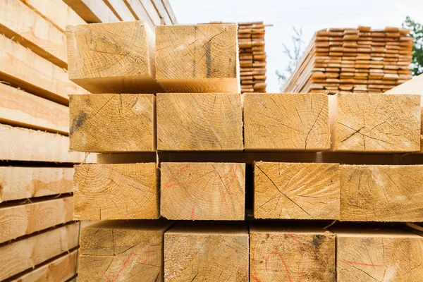 Alapján egy nyílt építése fából készült gerendák — Stock Fotó