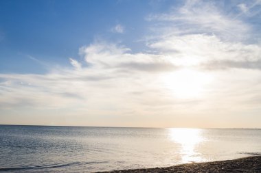Yazın denizde güzel bir gün batımı