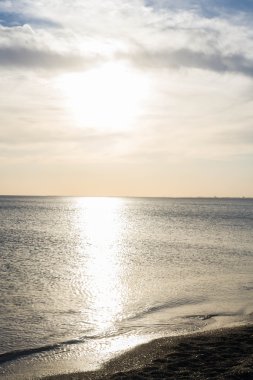 Yazın denizde güzel bir gün batımı