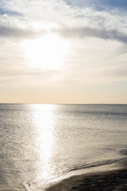 Yazın denizde güzel bir gün batımı